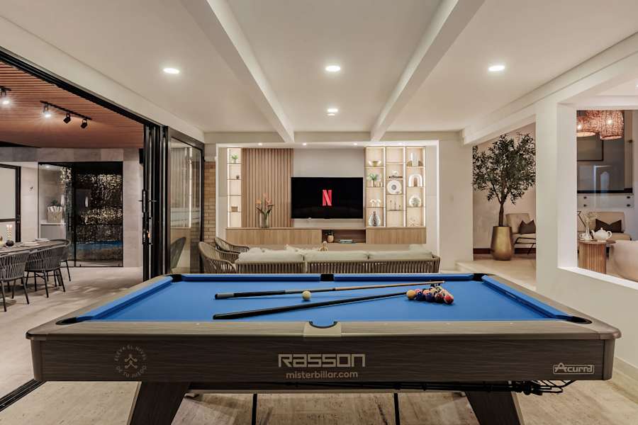 Private billiards and entertainment lounge