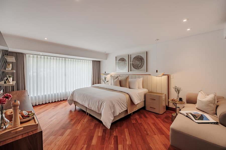 King bedroom with private lounge area, A/C, walk-in wardrobe, and private steam room