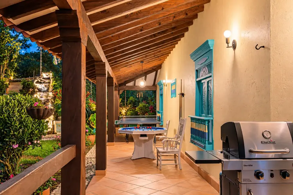 BBQ and outdoor dining under the covered corridor